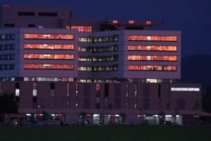 窓ガラスが夕焼けを反射する19日の新潟県央基幹病院