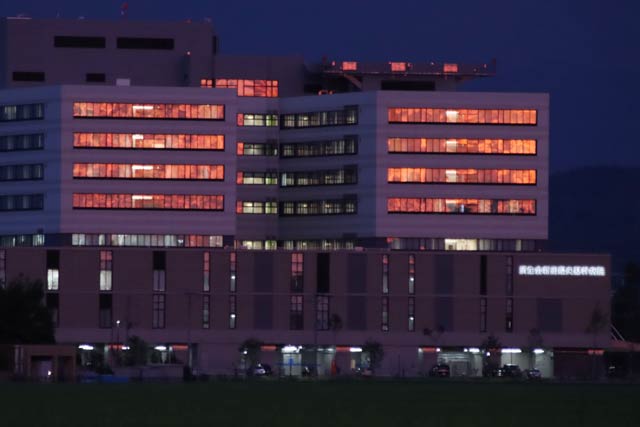 窓ガラスが夕焼けを反射する19日の新潟県央基幹病院