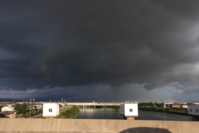 午後5時ごろ燕市・朝日大橋から見る粟ヶ岳を黒雲が隠す