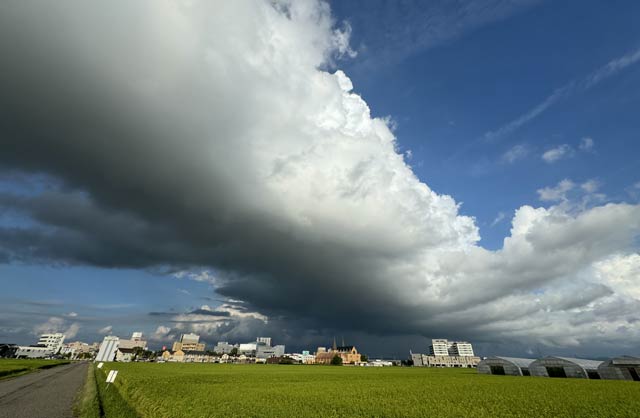 午後5時ごろ東西に延びた異様な雲