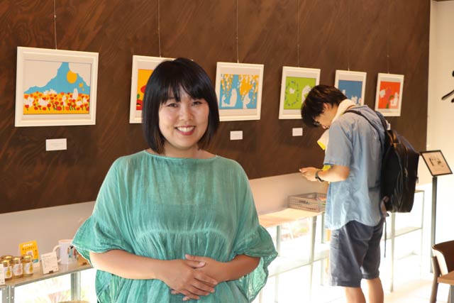 初めての個展となる絵本原画展「こねこのきょういだいとお花ばたけ」を開いているたかいゆきえさん