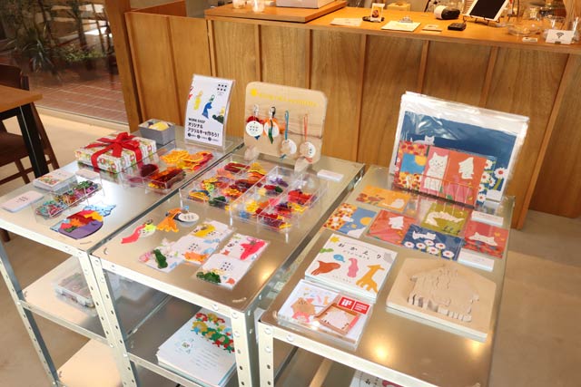 複製原画やカード、アクリルプレートなども販売