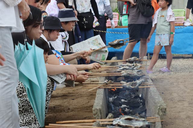 とったばかりのニジマスを塩焼きに
