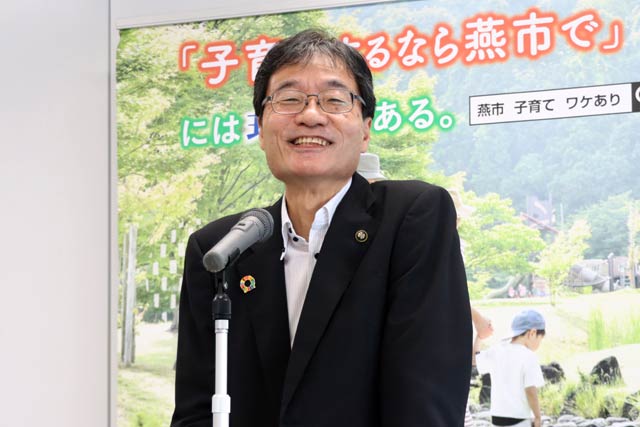 定例記者会見を行う鈴木市長