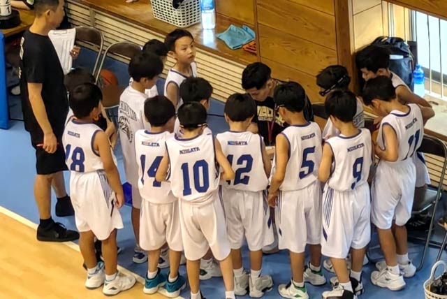選手達へ指示を伝える立川湧也ヘッドコーチ（中央）