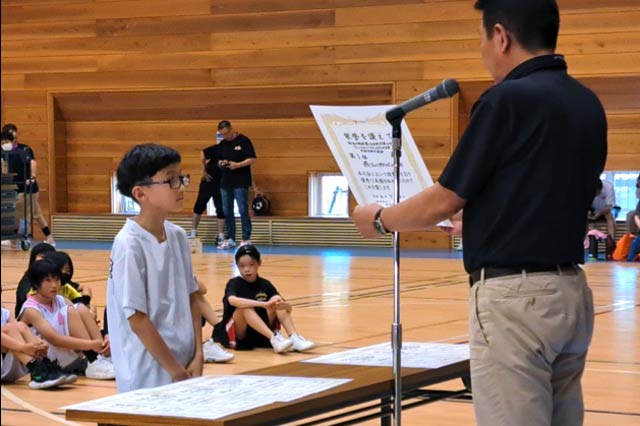 賞状を授与される立川陽斗キャプテン 