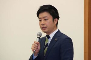 決意表明を行う滝沢氏