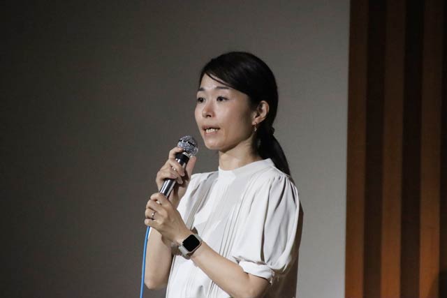 お礼の言葉を述べる滝沢佳代さん