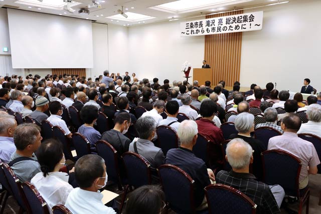 700人が参集して会場はぎっしり
