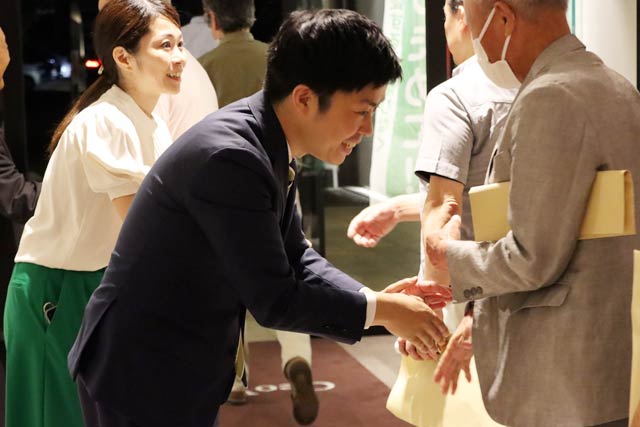 来場者を見送る滝沢夫妻