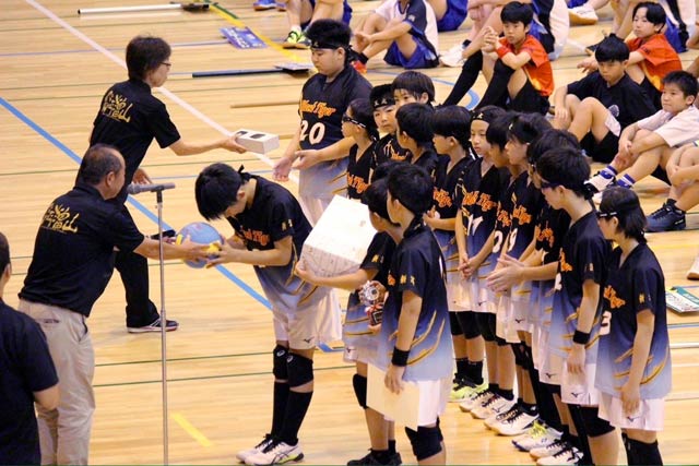 準優勝で表彰をブラックタイガー