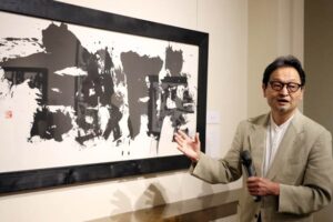 タイトルにした作品「膽識」を解説する田中さん