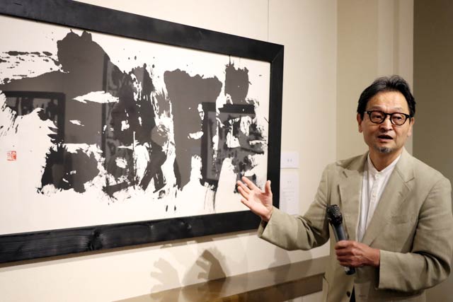 タイトルにした作品「膽識」を解説する田中さん