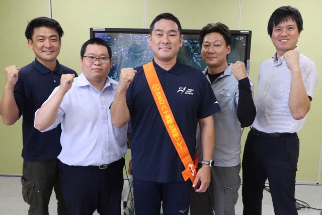 三条エコノミークラブの岩瀬会長(中央)と会員