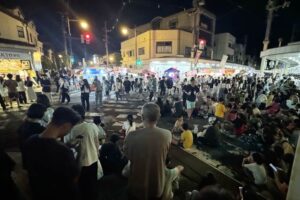 加茂市・青海神社で秋季例大祭宵宮は雨上がりの商店街に100を超える露店が並び奉納花火も上がってごった返す