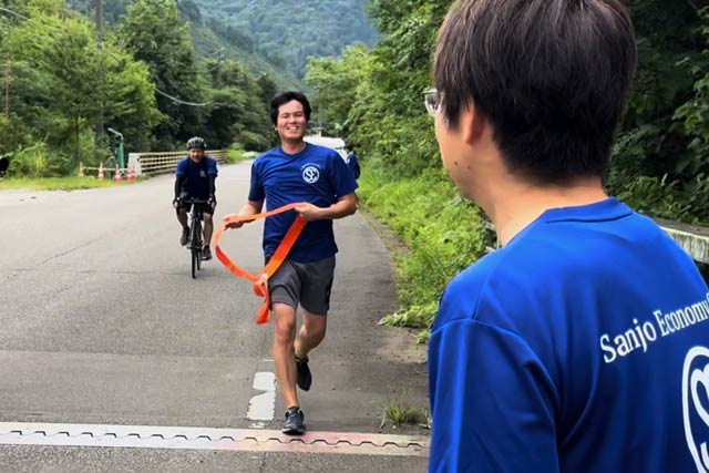 会員が走ってたすきをつなぐ