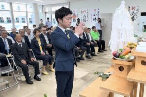 たきざわ亮後援会の事務所開きで玉ぐしをささげる滝沢氏