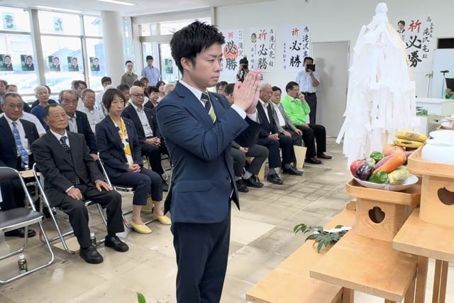 たきざわ亮後援会の事務所開きで玉ぐしをささげる滝沢氏