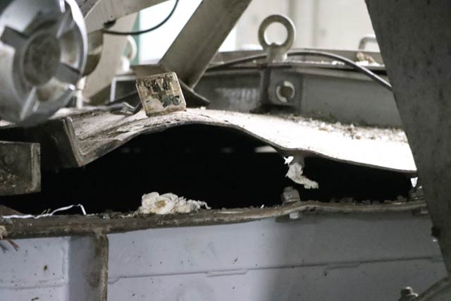 爆発で金属板のボルトが吹き飛び大きくすき間が開いた給じん設備