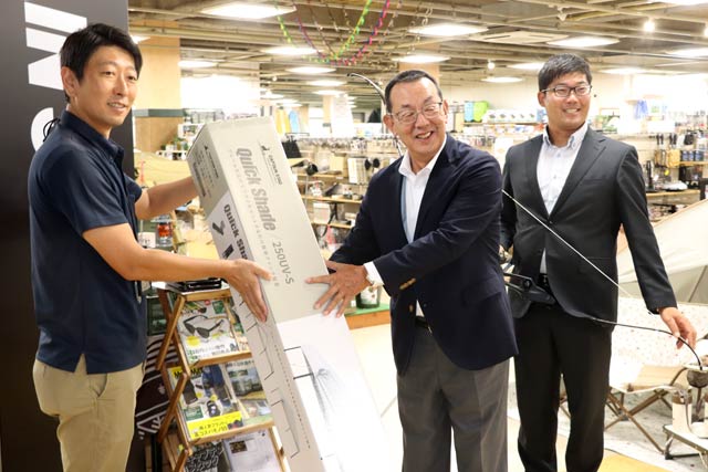 左からパール金属の高波常務、近畿大学アーチェリー部の山田監督鵜、古川選手