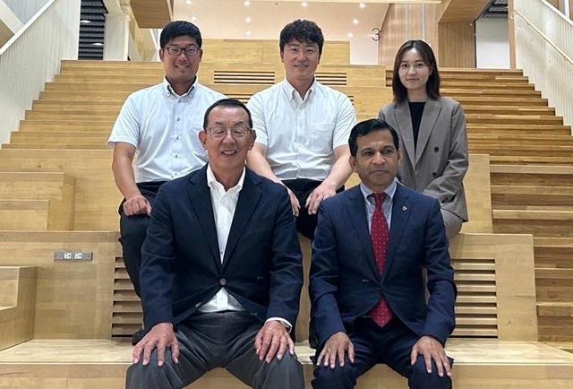 左からパール金属の高波常務、近畿大学アーチェリー部の山田監督鵜、古川選手
