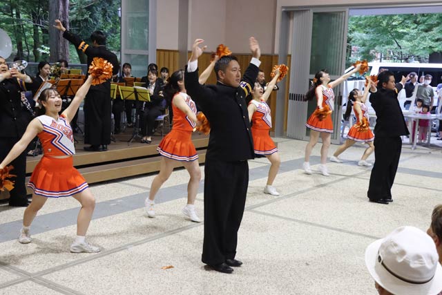 弥彦村で夏合宿している法政大学応援団の成果披露感謝祭