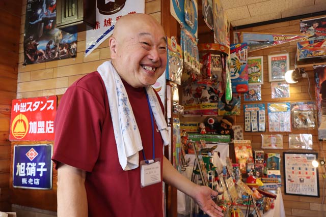魚沼レトロ館でコレクションを提供する櫻井治さん