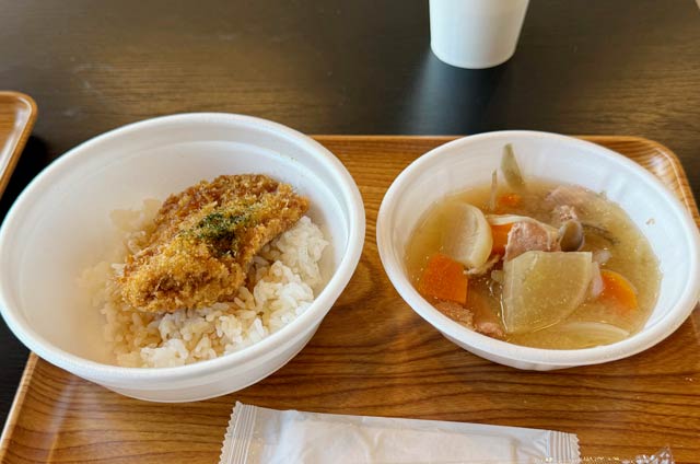 プレオープンで振る舞ったタレかつ丼と豚汁