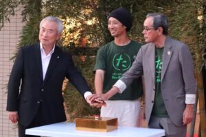 左から佐野町長、渡辺実行委員長、野沢観光協会長で点灯スイッチを押す