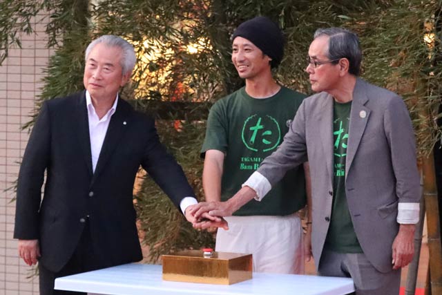 左から佐野町長、渡辺実行委員長、野沢観光協会長で点灯スイッチを押す