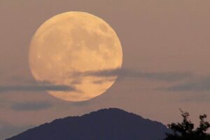白山の山頂付近から上った中秋の名月（17日午後5時45分）
