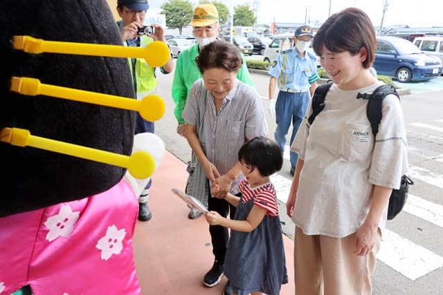 「秋の全国交通安全運動」初日の燕署の特別街頭指導