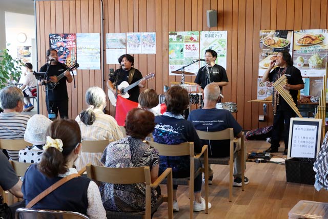 「道の駅 庭園の郷 保内」で公演したインカニャン