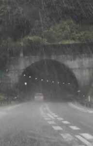 19日午前11時15分の柏崎市鯨波地内の北陸自動車道