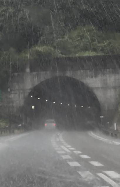 19日午前11時15分の柏崎市鯨波地内の北陸自動車道