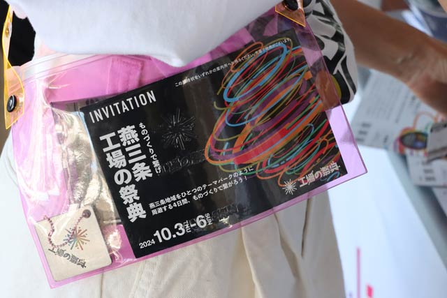 ワークショップで制作したビニール製のサコッシュ