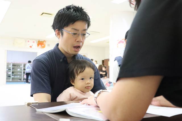 彩乃ちゃんを1歳6か月健診に連れて行った滝沢市長