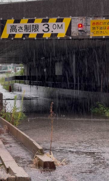 三条市下須頃地内のパチンコヴィーム三条店そばのアンダーパスは雨水がたまって通行しないよう警告する赤色灯が点灯することも