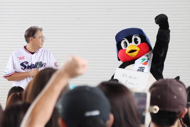 五十嵐亮太さんとつば九郎がミニトークショー