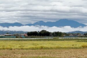22日午前11時ごろ新潟市西蒲区から見える山のふもとに白くたなびく雲