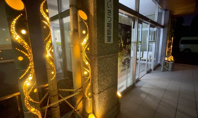 加茂署前に設置された竹あかり