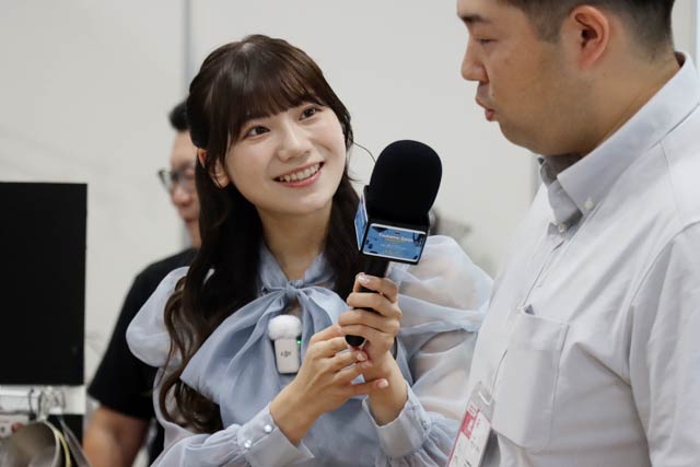 YouTubeで各ブースを回ってライブ配信するNGT48の藤崎未夢さん