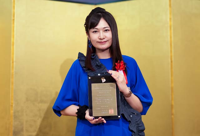 授賞式で盾を手に栗山さん