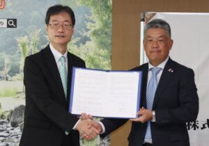 燕市の鈴木市長(左)とうさぎもちの加藤社長