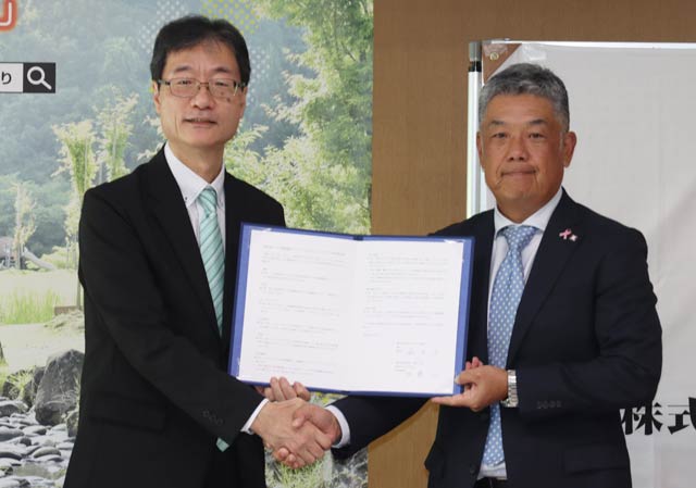 燕市の鈴木市長(左)とうさぎもちの加藤社長