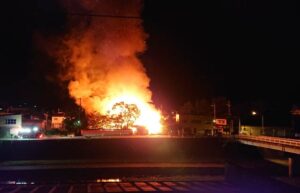 加茂市の火災で同じ敷地の住宅、事務所、土蔵の3棟が全焼