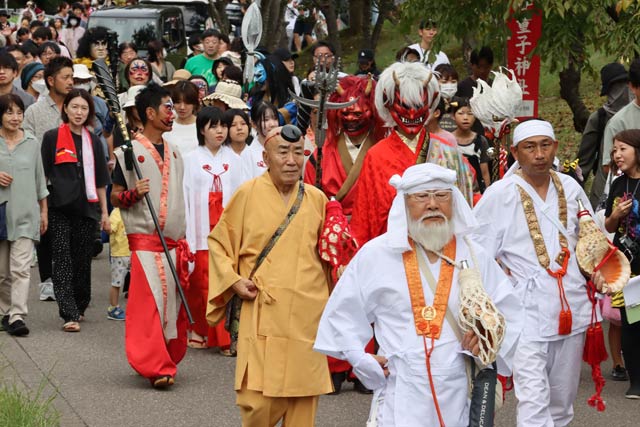 鬼軍団が酒呑童子神社まで行列