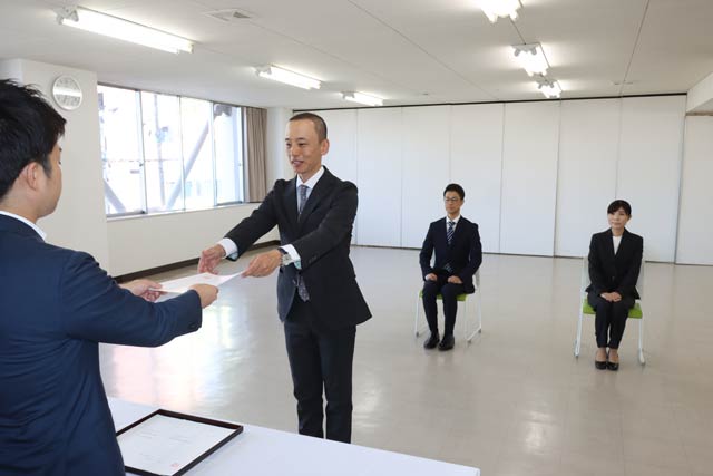 滝沢市長から辞令の交付を受ける