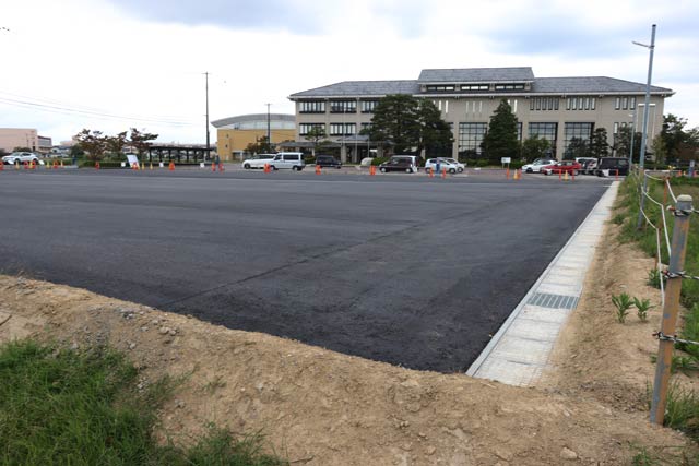 駐車場の舗装で会場は2倍の広さに