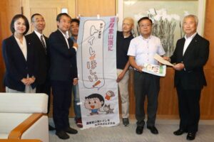 田上町・護摩堂山山頂トイレの水洗洋式化を求めて市民団体が1,630筆の署名とともに要望書を町長に提出